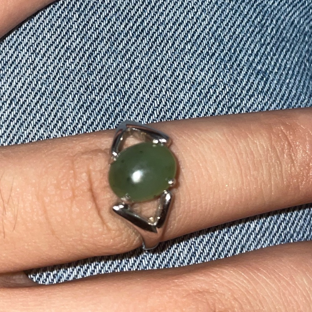 Vintage Sterling silver and genuine Natural Green Jade ring!